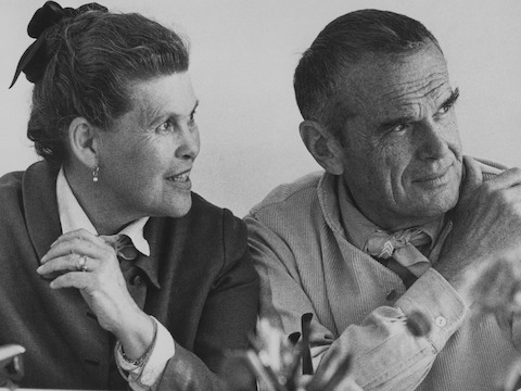 Seleccione para obtener más información sobre los diseñadores de productos Ray y Charles Eames y el impacto de sus productos icónicos en el pensamiento de diseño del siglo .