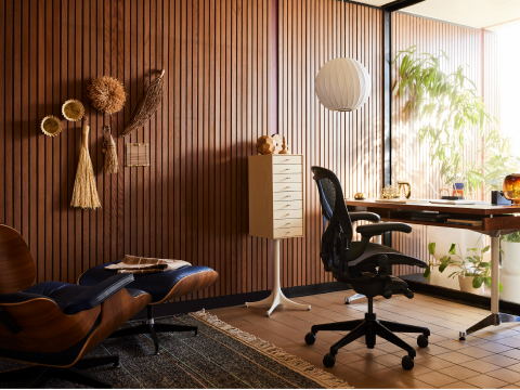 Cadeira Aeron em uma mesa executiva Eames 2500 em ambiente de home office.