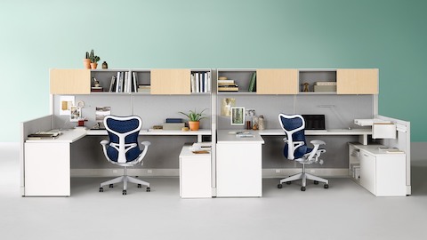 Sillas de escritorio ergonómicas Mirra 2 azules con marcos blancos en Action  Estaciones de trabajo con almacenamiento lateral superior.