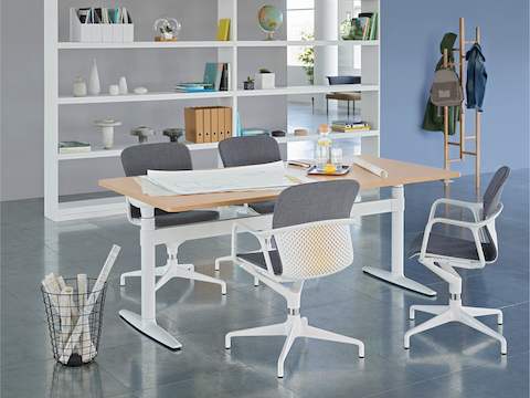 An open meeting space featuring a height-adjustable Atlas Office Landscape table and four grey Keyn chairs.