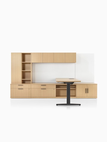 Canvas Private Office con almacenamiento de madera y un escritorio de altura ajustable.