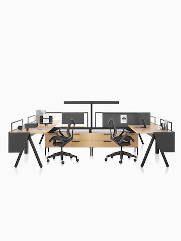 Una estación de trabajo Canvas Vista con patas en forma de A, pantallas de recato y sillas para oficina Cosm negras. Seleccione para ir a la página del producto Canvas Vista.