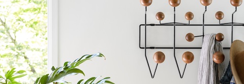 Un perchero Eames Hang-It-All, que consiste en bolas de madera maciza y un marco de alambre negro.