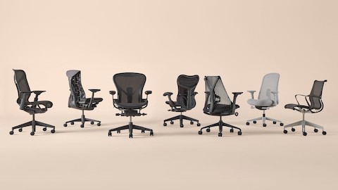 Todas las sillas para oficinas de Herman Miller dispuestas en una línea horizontal.