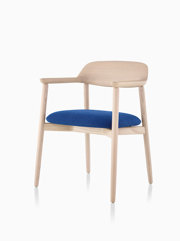 Silla lateral Crosshatch con acabado en madera clara y asiento azul. Seleccione para ir a la página del producto Crosshatch Side Chair.