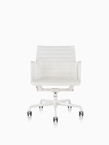 Blanco Eames Aluminum Group silla de gestión media espalda, vista desde el frente.