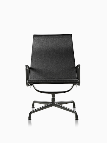 Negro Eames Aluminum Grupo silla al aire libre.