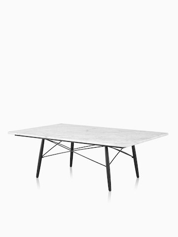 Una mesa de centro rectangular Eames con una tapa blanca. Seleccione para ir a la página del producto Eames Coffee Table.