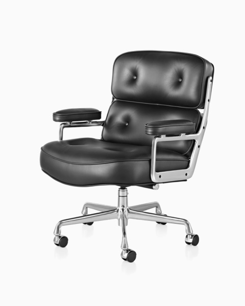 Silla ejecutiva de cuero negro Eames, que ofrece una vista cercana del asiento, la espalda y los brazos con una gran amortiguación.