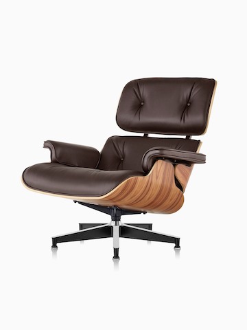 Brown Eames Lounge Chair con una carcasa de chapa de madera, vista desde un ángulo de 45 grados.