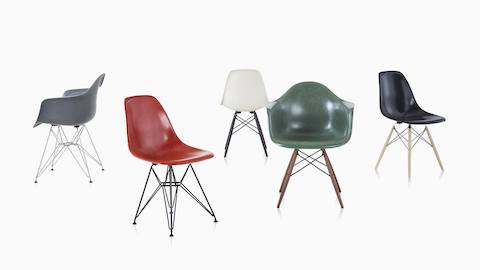 Una familia de sillas de fibra de vidrio moldeada Eames en una variedad de colores.