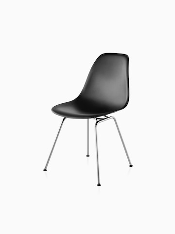 Versión de cuatro patas de una silla lateral negra moldeada de plástico Eames, vista desde un ángulo de 45 grados.
