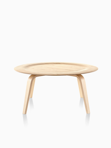 Una mesa de centro redonda de madera contrachapada moldeada de Eames.