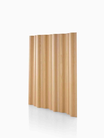Una pantalla plegable de madera contrachapada en un acabado de madera clara. Seleccione para ir a la página de productos de Pantalla plegable de madera contrachapada moldeada Eames.