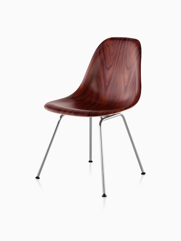 Versión de cuatro patas de una silla lateral de madera moldeada Eames con un acabado oscuro, vista desde un ángulo de 45 grados.