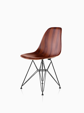 Silla de madera moldeada Eames. Seleccione para ir a la página del producto Eames Molded Wood Chairs.