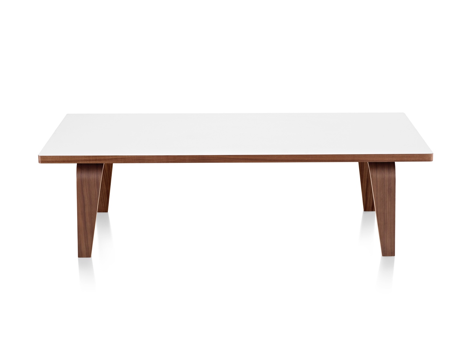 Una mesa de centro rectangular Eames con una parte superior blanca y patas de madera contrachapada moldeadas en un acabado medio.