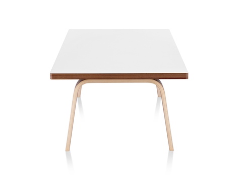 Una mesa de centro rectangular Eames con una parte superior blanca, vista desde el extremo angosto.