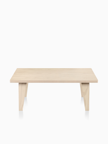 Una mesa de centro rectangular Eames con un acabado en madera clara.