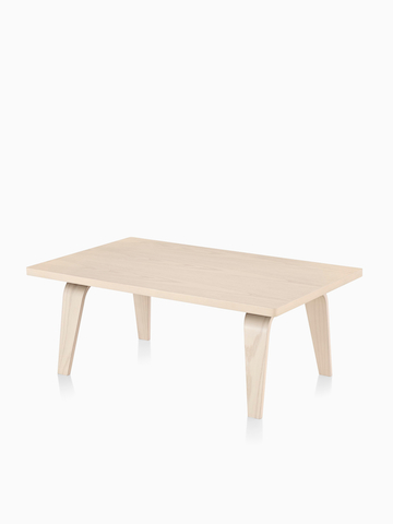 Una mesa de centro rectangular Eames con un acabado en madera clara. Seleccione para ir a la página del producto Eames Rectangular Coffee Table.