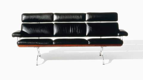 Sofá de cuero negro Eames, visto desde el frente.