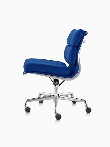 Vista de perfil de una silla tapizada Eames Soft Pad azul.