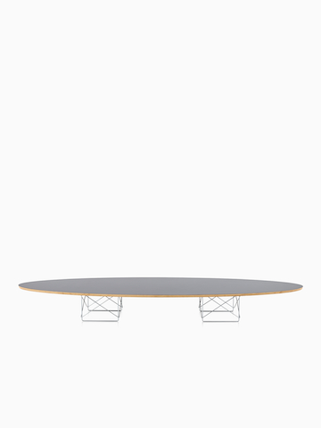 Una mesa elíptica de base de alambre Eames con una parte superior gris.