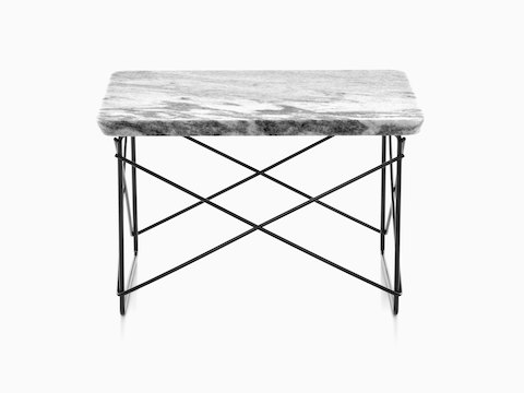 Una mesa baja rectangular de Eames Wire Base Low con una tapa de mármol y una base de alambre negro.
