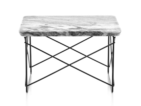 Una mesa baja rectangular de Eames Wire Base Low con una tapa de mármol y una base de alambre negro.