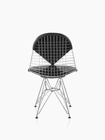 Vista posterior de una silla lateral Eames Wire con una base de alambre y una almohadilla negra de dos piezas que recuerda a un bikini.