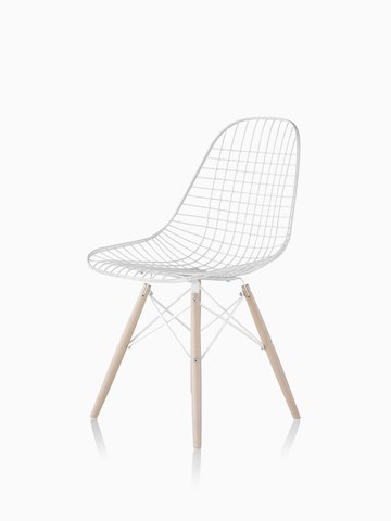 Silla de alambre blanco Eames con base de madera clara. Seleccione para ir a la página del producto Eames Wire Chairs.
