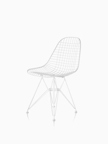 Silla Eames Wire para exterior con acabado en blanco y base de alambre. Seleccione para dirigirse a la página del producto sillas Eames Wire para exterior.