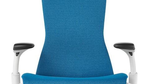 Vista frontal de una silla de oficina Embody azul, que muestra el asiento, la espalda y los brazos ajustables.