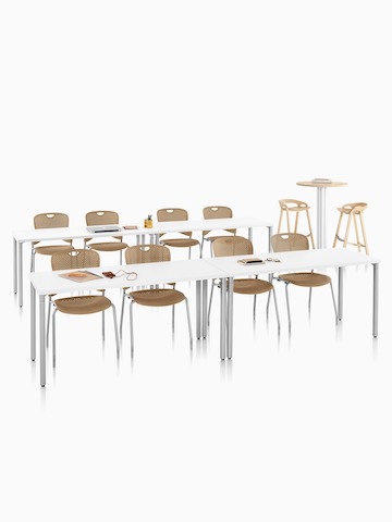 Una configuración de aula con Everywhere Tables y Caper Stacking Chairs.