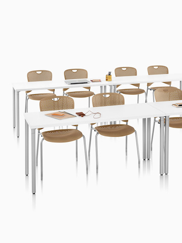 Una configuración de aula con Everywhere Tables y Caper Stacking Chairs. Seleccione para ir a la página del producto Everywhere Tables.