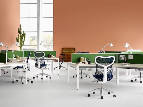 Sillas de oficina Mirra 2 azules combinadas con mesas del equipo de proyectos del sistema de mobiliario de oficina Layout Studio.