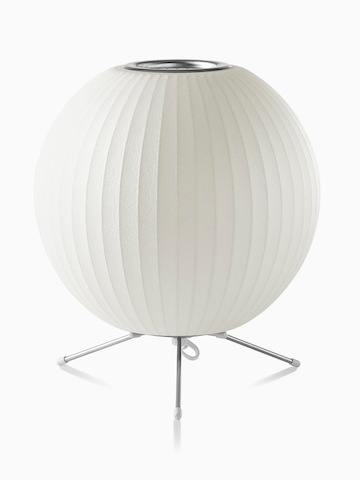 Una lámpara de mesa blanca. Seleccione para ir a la página del producto Nelson Ball Tripod Lamp.
