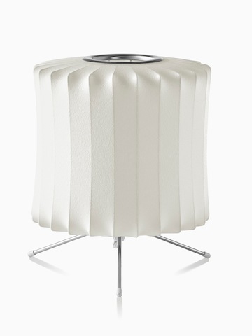Una lámpara de mesa blanca. Seleccione para ir a la página del producto de la lámpara de trípode Nelson Lantern.