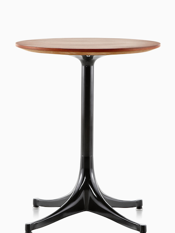 Una mesa de pedestal redonda Nelson con un acabado de madera medio. Seleccione para ir a la página del producto Nelson Pedestal Table.