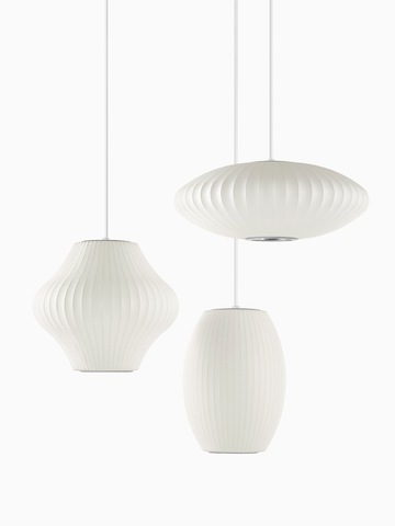 Tres lámparas colgantes blancas. Seleccione para ir a la página del producto Luminaria Triple Bubble Lamp Fixture de Nelson.