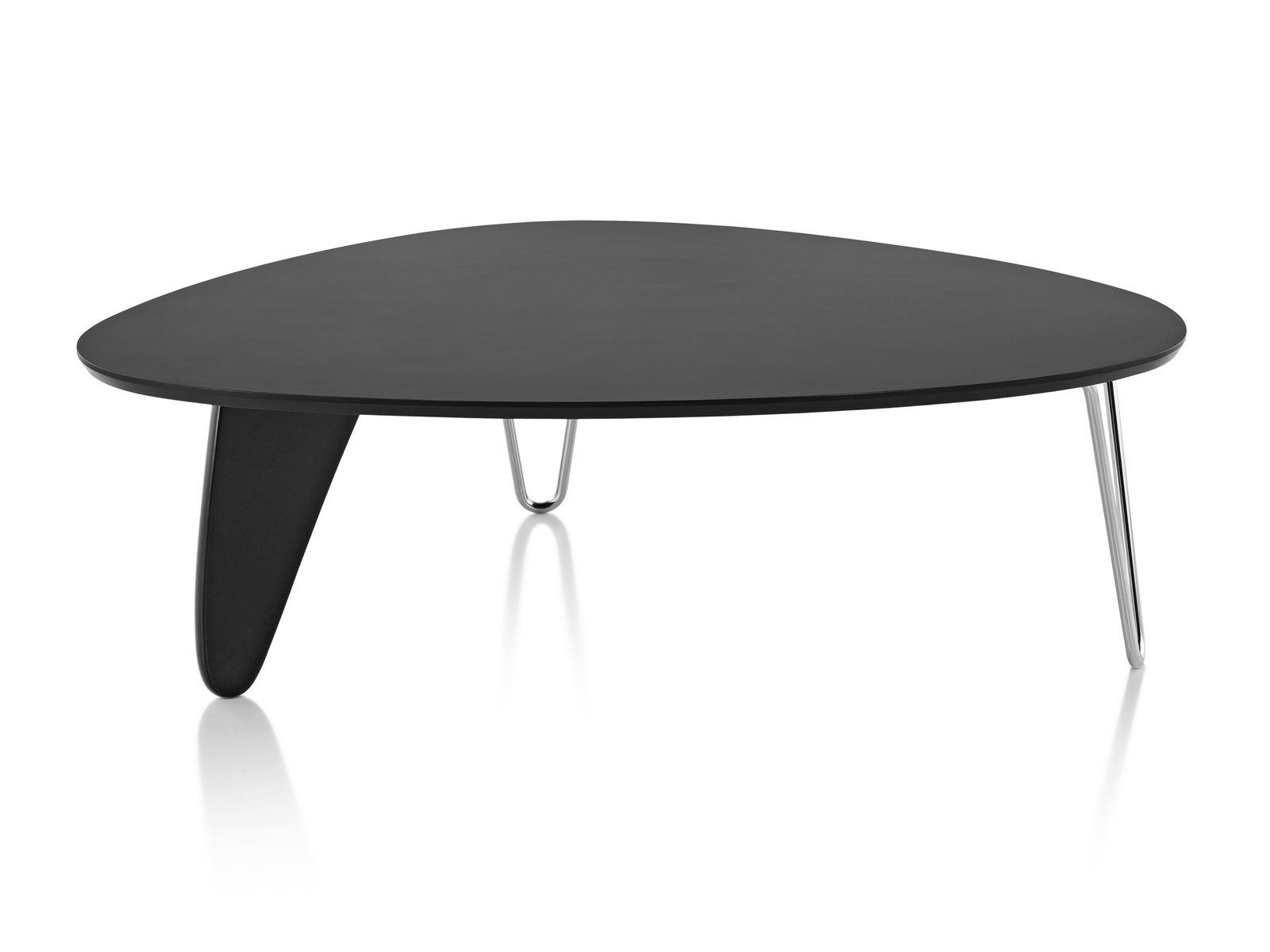 Una Noguchi Rudder Table con un acabado negro.