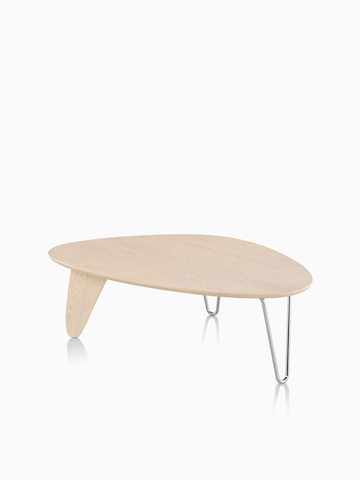 Una Noguchi Rudder Table con acabado en madera clara. Seleccione para ir a la página del producto Noguchi Rudder Table.