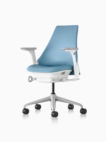Silla de oficina Sayl azul claro con un asiento tapizado y respaldo, vista desde un ángulo de 45 grados.