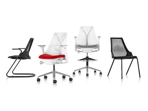 La familia de asientos Sayl: silla lateral negra con base patín, silla de trabajo blanca, taburete blanco y silla lateral apilable negra de 4 patas.