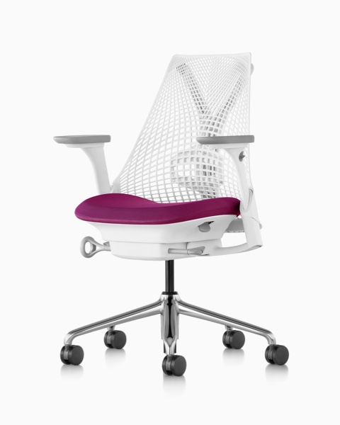 Una silla de oficina Sayl blanca con un asiento magenta tapizado.