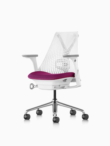 Una silla de oficina Sayl blanca con un asiento magenta tapizado. Seleccione para ir a la página del producto Sayl Chairs.