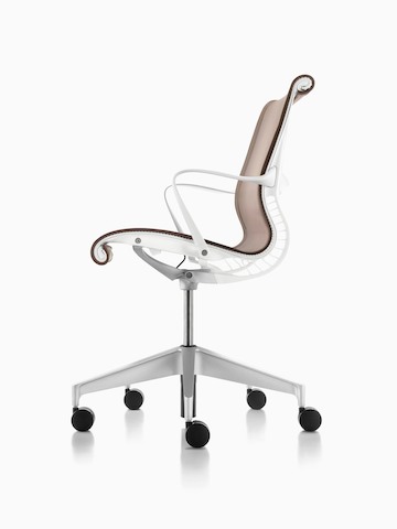 Vista de perfil de una silla de oficina Setu marrón claro.