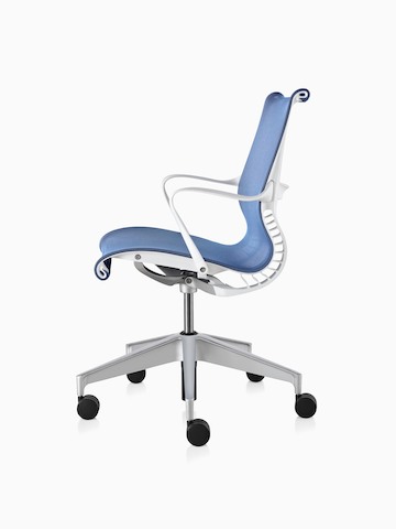 Vista de perfil de una silla de oficina Setu azul.
