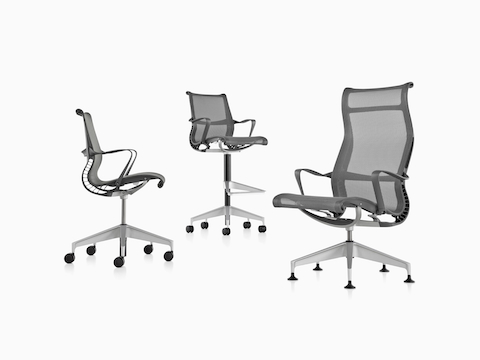 La familia de asientos Setu: silla de oficina central negra, taburete negro y silla de oficina negra con respaldo alto.
