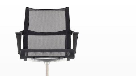Primer plano del asiento elástico y respaldo en una silla de oficina Setu negra.